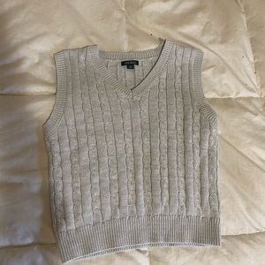 Wild fable grey sweater vest size smalll.